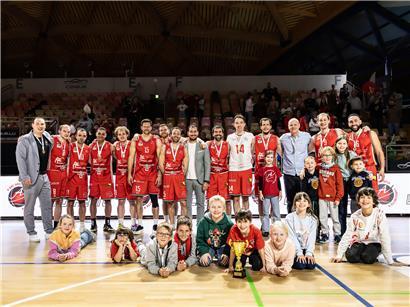 Familienfeier bei der Arantia mit mehreren Generationen, fröhliche Stimmung und gemeinsames Feiern des Titels