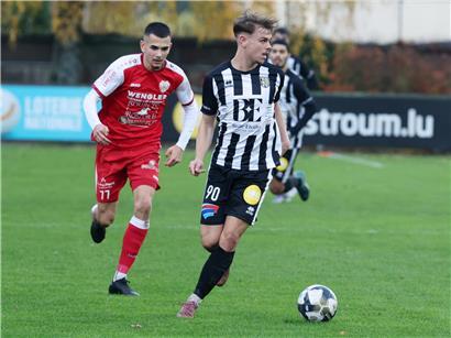 Entspannte Person bei der Jeunesse, die Ruhe bewahrt und Gelassenheit ausstrahlt