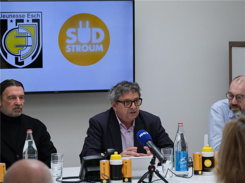 Bei der Vertragsunterschrift: Trainer Reinhold Breu (l.), Präsident Marc Theisen und Sudstroum-Co-Direktor Torsten Schockmel (r.)