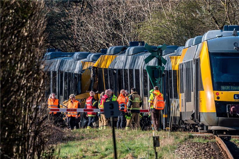 Verletzte Menschen nach Zugunglück in Dänemark, Rettungskräfte im Einsatz am Unfallort