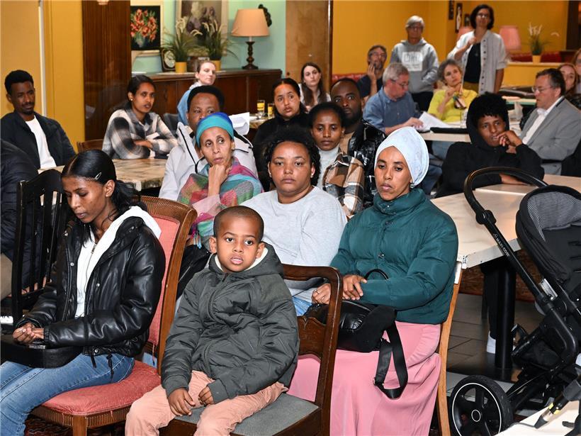 Geflüchtete bei Pressekonferenz im Restaurant Chiche am 25. September 2025 sprechen über ihre Situation