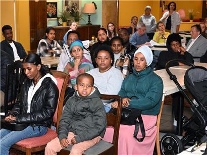 Geflüchtete bei Pressekonferenz im Restaurant Chiche am 25. September 2025 sprechen über ihre Situation