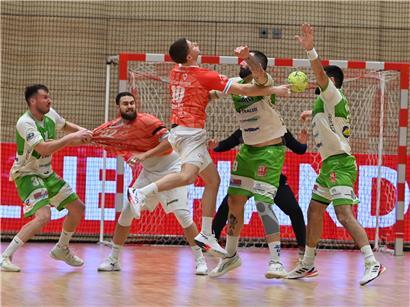 Zwei Fußballmannschaften im intensiven Zweikampf während eines spannenden Spiels auf dem Spielfeld