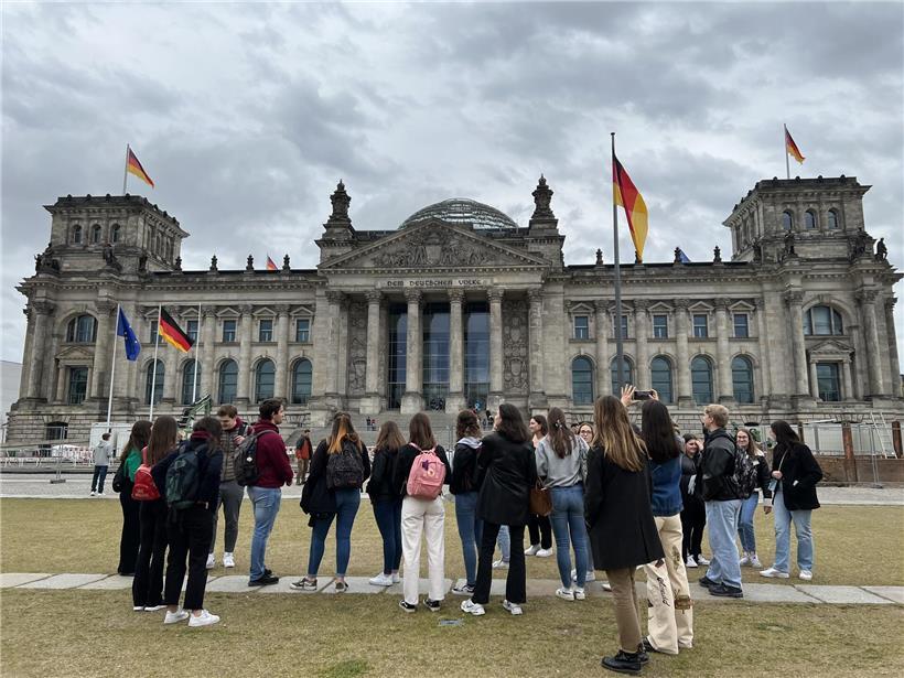 Deutscher Bundestag in Berlin bei sonnigem Wetter, berühmtes Wahrzeichen und Sitz des deutschen Parlaments