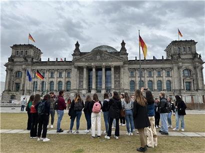 Deutscher Bundestag in Berlin bei sonnigem Wetter, berühmtes Wahrzeichen und Sitz des deutschen Parlaments