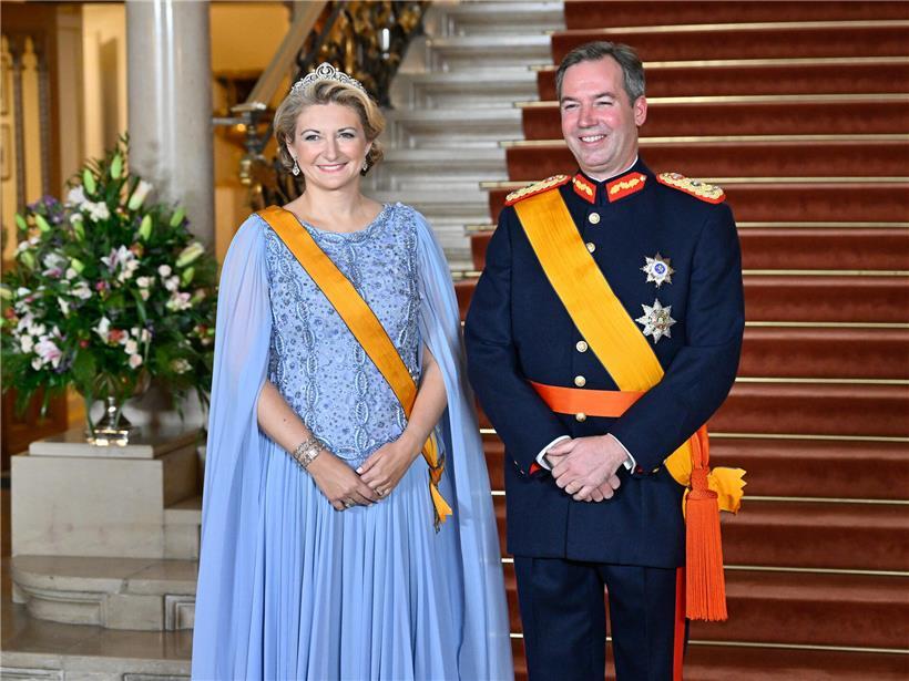 Stéphanie und Guillaume im lässigen Casual Friday Outfit beim Besuch in Esch, entspannter Business-Look für den Freitag