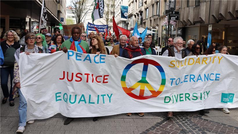 Teilnehmer des Ouschtermarsch in der Hauptstadt demonstrieren am Samstag friedlich für Frieden und soziale Gerechtigkeit