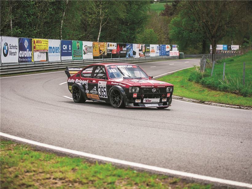 Rennwagen erreicht auf der Strecke eine Spitzengeschwindigkeit von 235 km/h bei Motorsport-Rennen