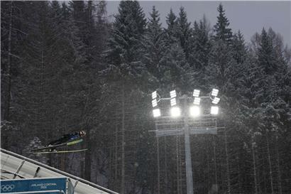 Skispringer beim Wettkampf, Diskussionen über Athleten und Geschlechtszugehörigkeit im Wintersport