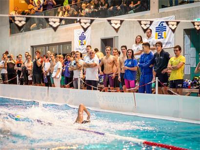 Schwimmer von Swimming Luxembourg beim Training im Hallenbad, Symbol für Erfolg im Schwimmsport