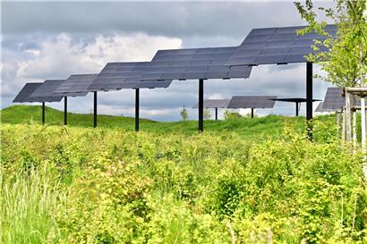 Agri-Photovoltaik-Anlage in Mertert mit Solarmodulen über landwirtschaftlichen Flächen, Netzengpässe bremsen Stromeinspeisung