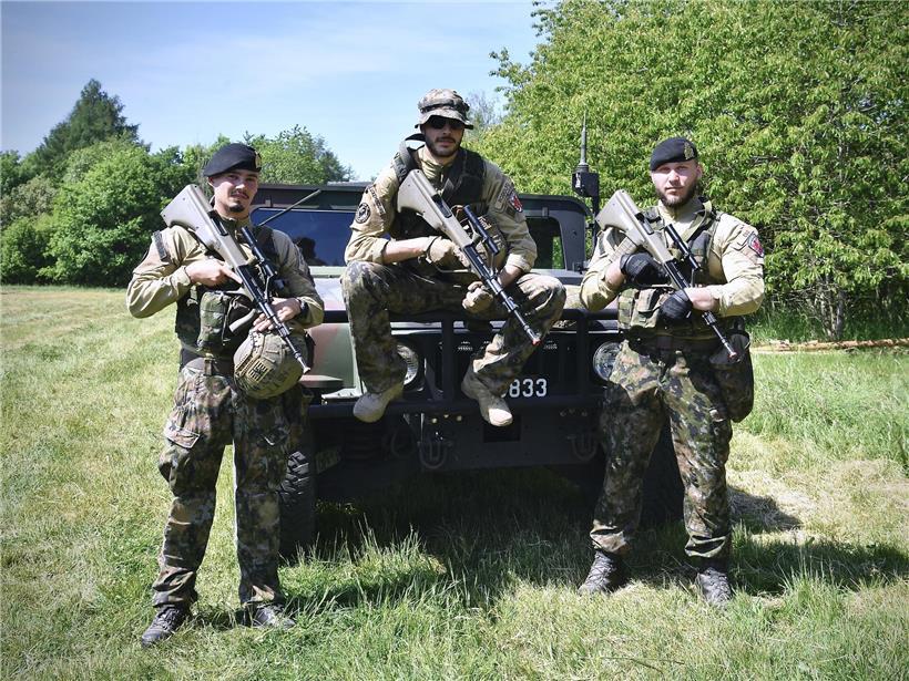 Luxemburgische Soldaten beim Tag der offenen Tür 2022 auf dem Herrenberg, symbolisieren zukünftige Gehaltserhöhung
