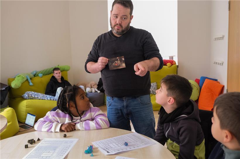 Ben Bauler als Dungeon Master erklärt Regeln und Spielwelt, führt Kinder durch interaktive Rollenspiel-Geschichte