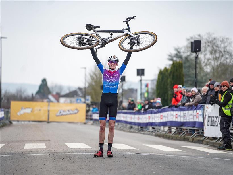 Ben Fleming jubelt als Sieger bei den Juniorenrennen mit Siegerpokale und Medaille in der Hand