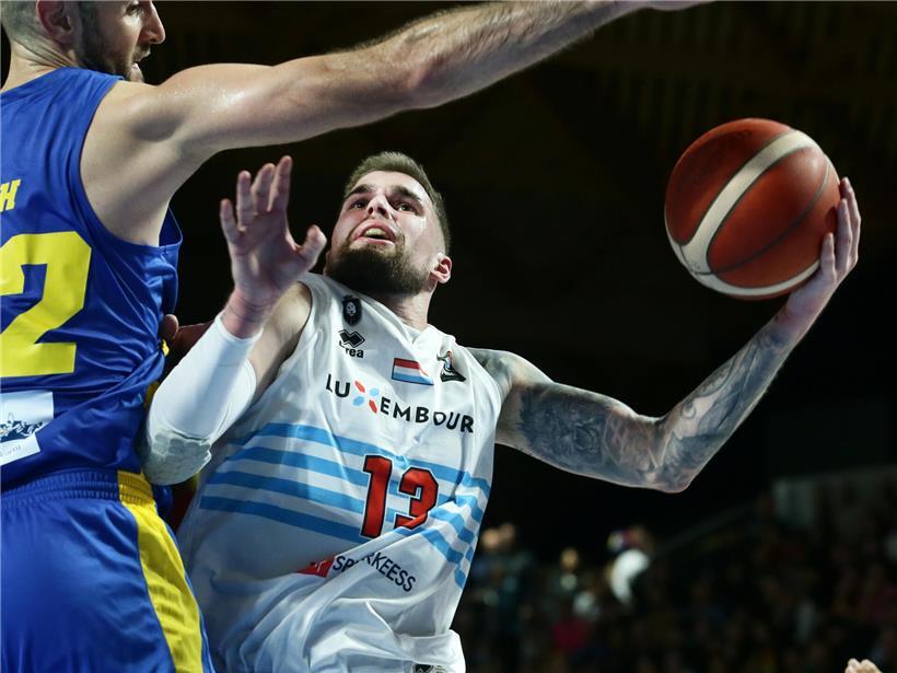 Ben Kovac erzielt 16 Punkte und sechs Rebounds im Basketballspiel, starke offensive und defensive Leistung