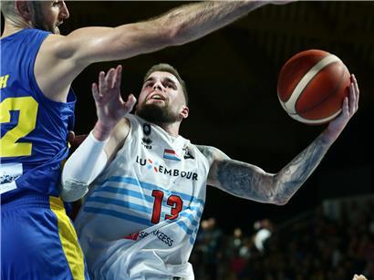 Ben Kovac erzielt 16 Punkte und sechs Rebounds im Basketballspiel, starke offensive und defensive Leistung