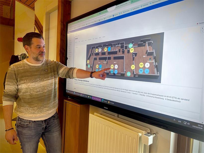 Ben Wagener zeigt am digitalen Modell der Schule, wie die Gemeinde Raumtemperaturen im Blick behält und Heizung sowie Belüftung steuert