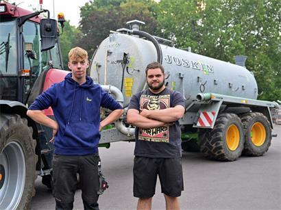 Benny Michels (r.) bricht mit einem Freund auf, um in Belgien zu helfen