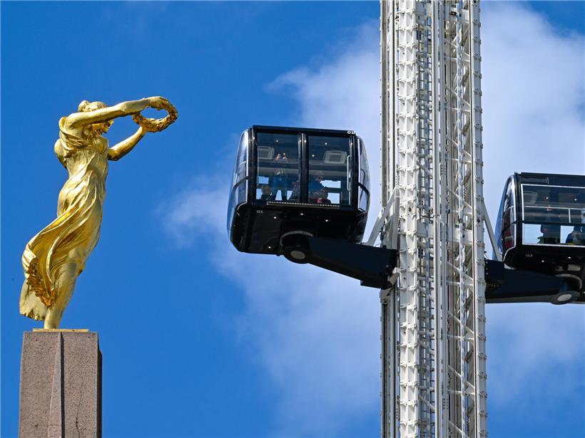 Panoramaturm bei der Gëlle Fra im Frühling 2025 mit klarer Aussicht und blauem Himmel