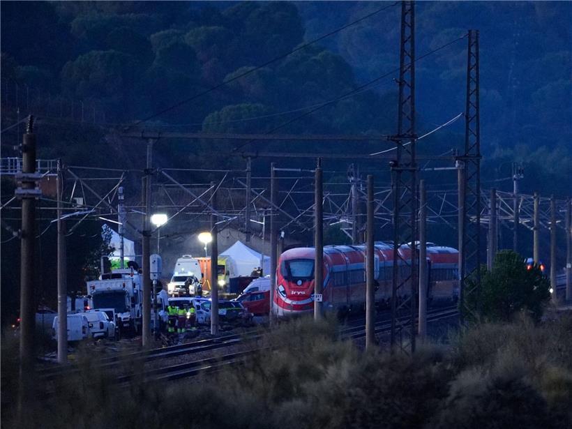 Bergungsmannschaften bergen beschädigten Hochgeschwindigkeitszug nach Zugunglück auf Bahnstrecke