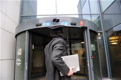 Arbeitsloser hochqualifizierter Facharbeiter in Büro mit Bewerbungsunterlagen, Fachkräftemangel und Arbeitsmarkt Thema