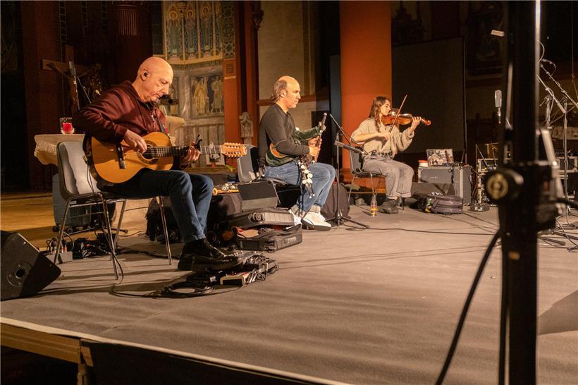 Techniker testet und justiert Beleuchtung vor Publikum bei Veranstaltungsvorbereitung