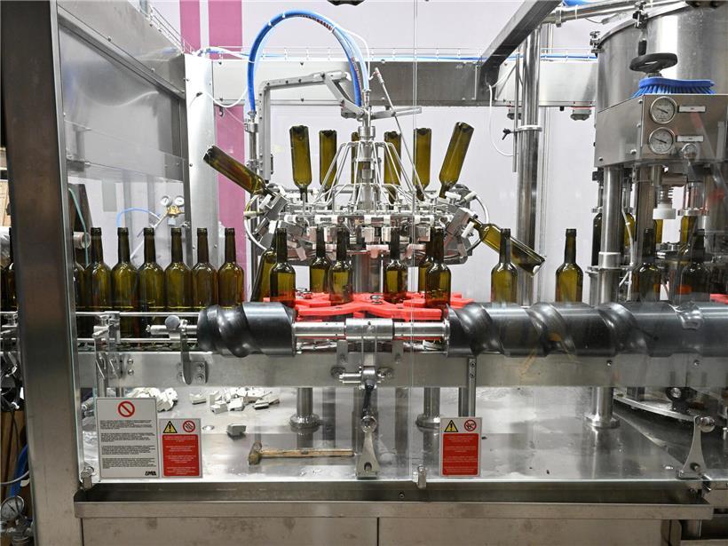 Weinflaschen werden vor dem Abfüllen des Weins sorgfältig ausgespült für beste Weinqualität