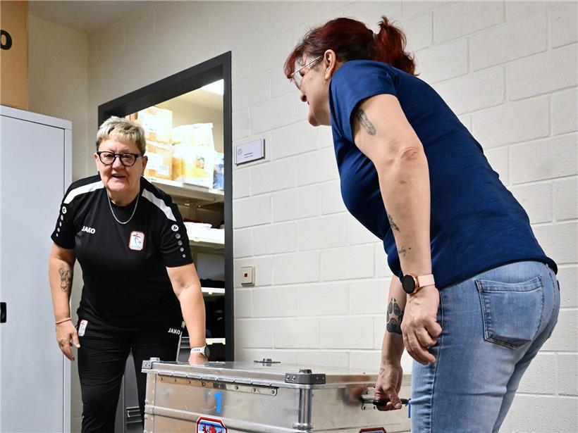 Gewichtskontrolle von Metallboxen mit 32 kg Begrenzung vor dem Verladen in Transporter im FLF-Raum