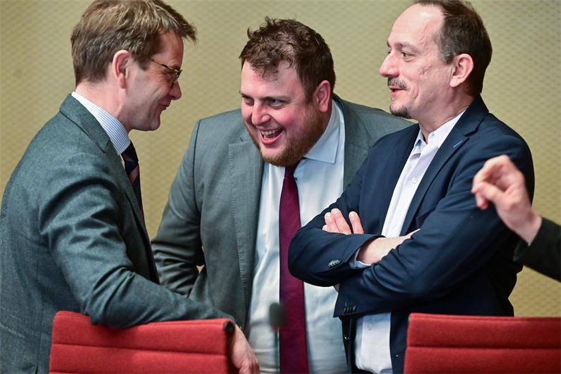 Demokratie braucht Zeit: Die Doppelmoral der Doppelmandate 