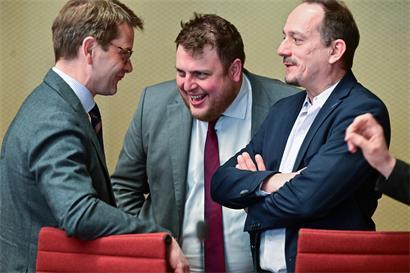 Demokratie braucht Zeit: Die Doppelmoral der Doppelmandate
