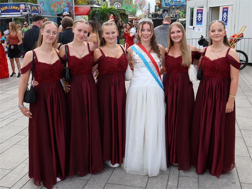 Weinköniginnen statten der „Schueberfouer“ einen Besuch ab 