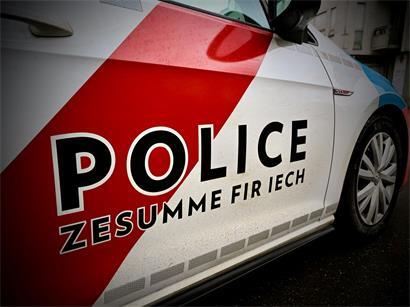 Eine Frau befindet sich nach einem Messerangriff in Lebensgefahr