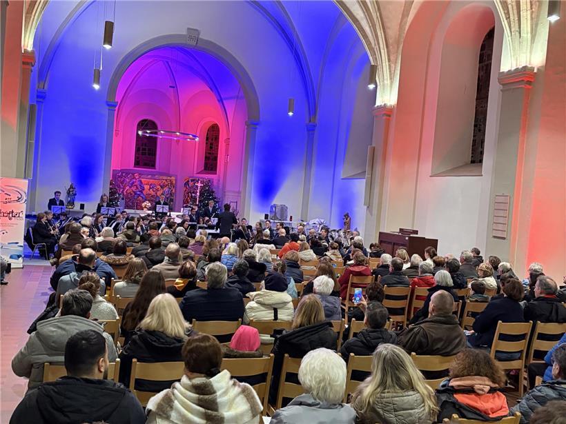 „Schëtter Musek“ spendet Erlös von Benefizkonzert an die „Stëmm“ 