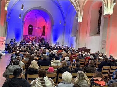 „Schëtter Musek“ spendet Erlös von Benefizkonzert an die „Stëmm“