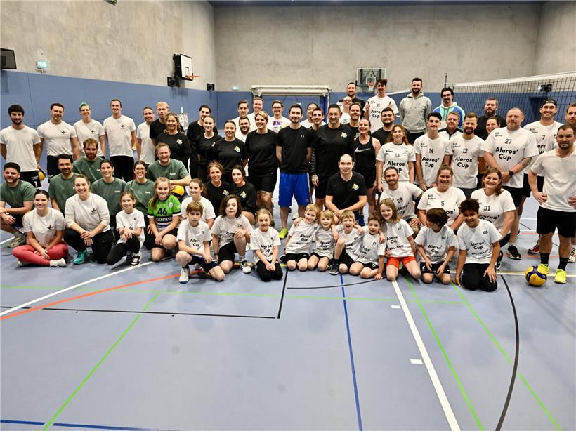 Schulpersonal tritt in Volleyball-Turnier gegeneinander an 