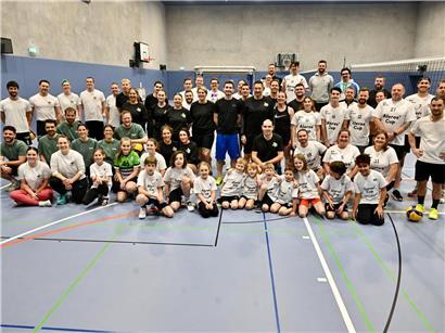 Schulpersonal tritt in Volleyball-Turnier gegeneinander an