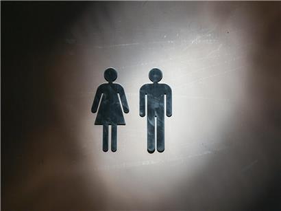 Qui dit toilettes unisexes, dit uniformisation!