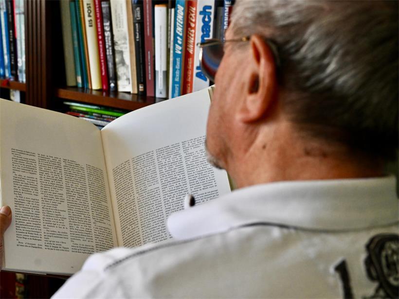 Symbolbild Leserforum mit offenem Buch und Schreibutensilien für Lesen und Schreiben