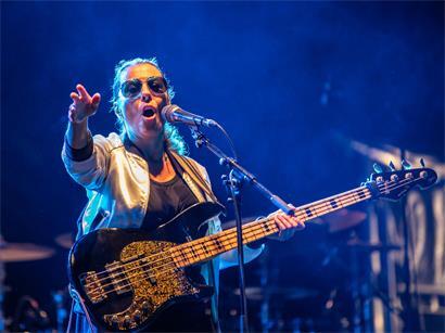 Blues Express Zug auf Schienen bei Lasaubage und Fond-de-Gras mit Live-Musik und Festivalstimmung