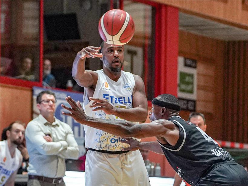 Billy McDaniel mit Pokal 2018, jetzt im Halbfinale mit Ettelbrück gegen ehemaligen Klub seiner goldenen Jahre