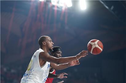 Billy McDaniel kämpft erfolgreich für Etzella in einem spannenden Basketballspiel