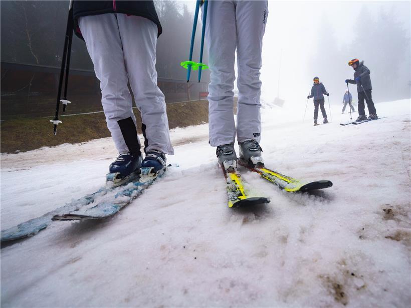 Verunfallter auf Straße, Rettungskräfte sichern Unfallstelle, Verletzungsgrad noch unklar