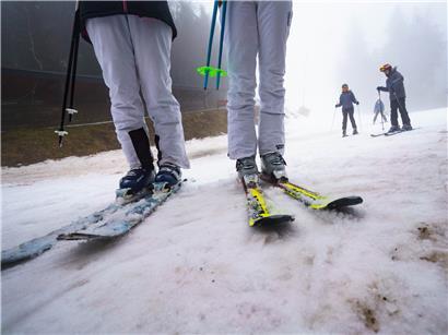 Verunfallter auf Straße, Rettungskräfte sichern Unfallstelle, Verletzungsgrad noch unklar