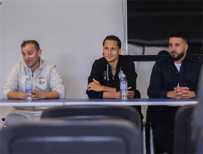 Co-Trainer Pedro Garcia spricht bei Pressekonferenz über verletzten Kapitän Adriel Santos von Bissens Fußballteam