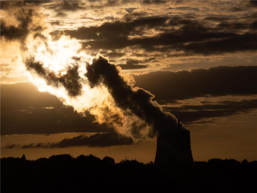 Stillgelegtes Kernkraftwerk Emsland in Niedersachsen mit Kühltürmen unter blauem Himmel im Industriegebiet