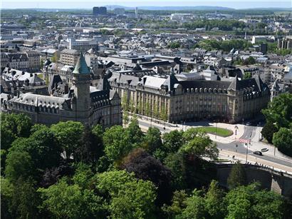 Blick auf die Spuerkeess Bankzentrale, Symbol für schwierige Finanzentscheidungen in komplexen Zeiten