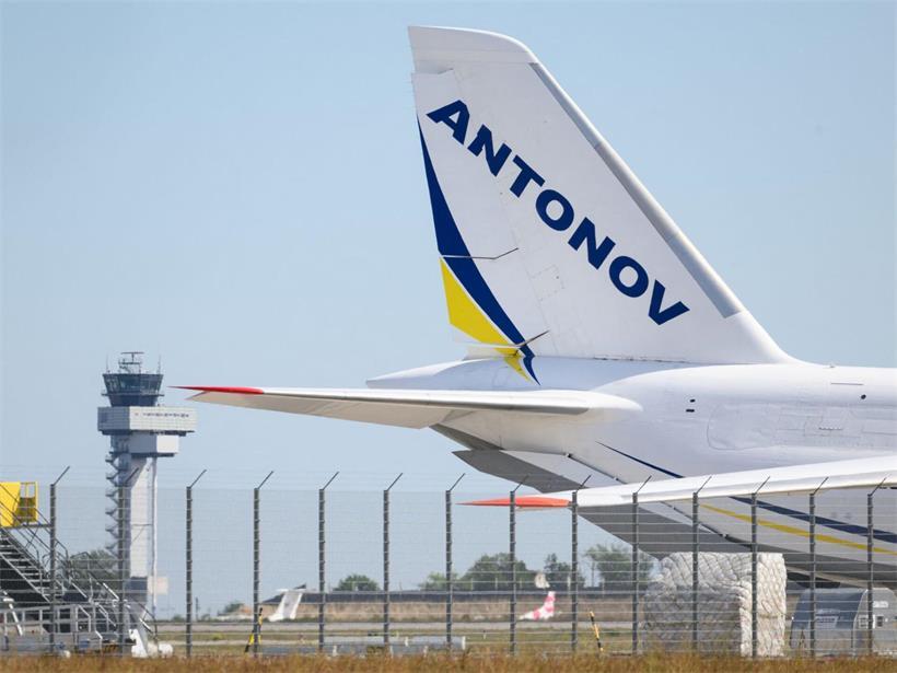 Blick auf eine ukrainische Antonow am Flughafen Leipzig/Halle