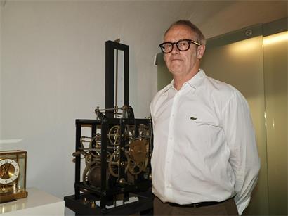 Blick in das komplexe Innenleben einer Präzisionspendeluhr im Atelier von Georges Jungblut in der rue de la Boucherie