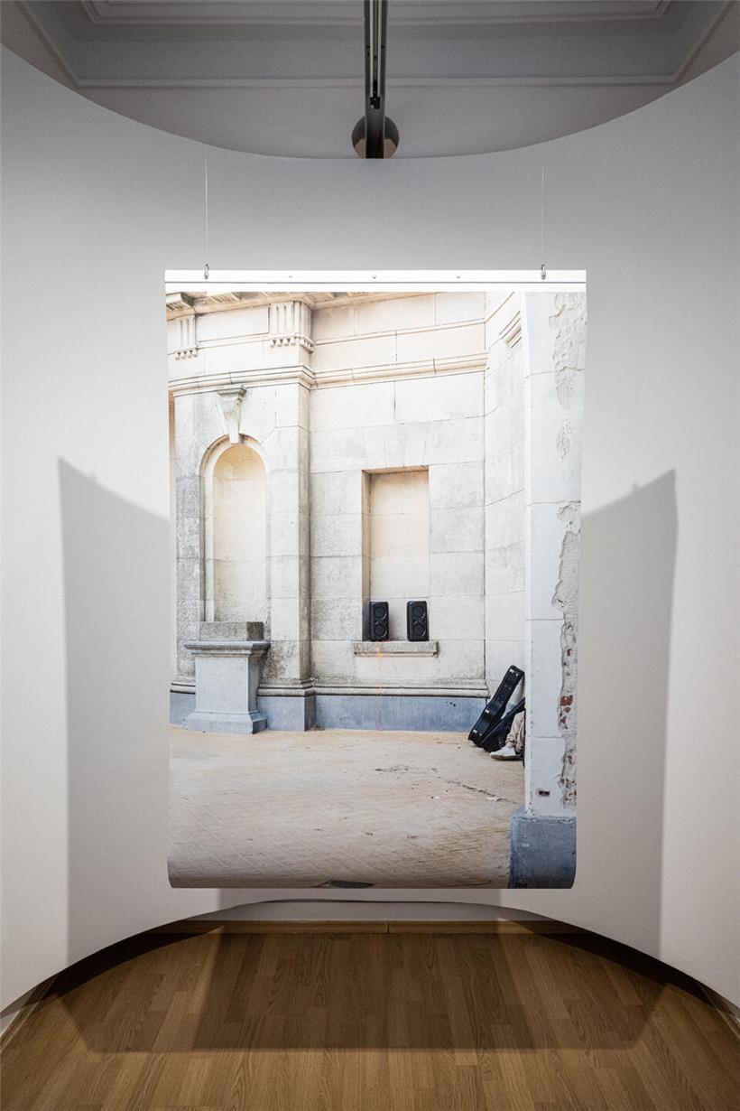 Ausstellung zu Aschman mit Kunstwerken und moderner Galeriebeleuchtung in hellem Raum