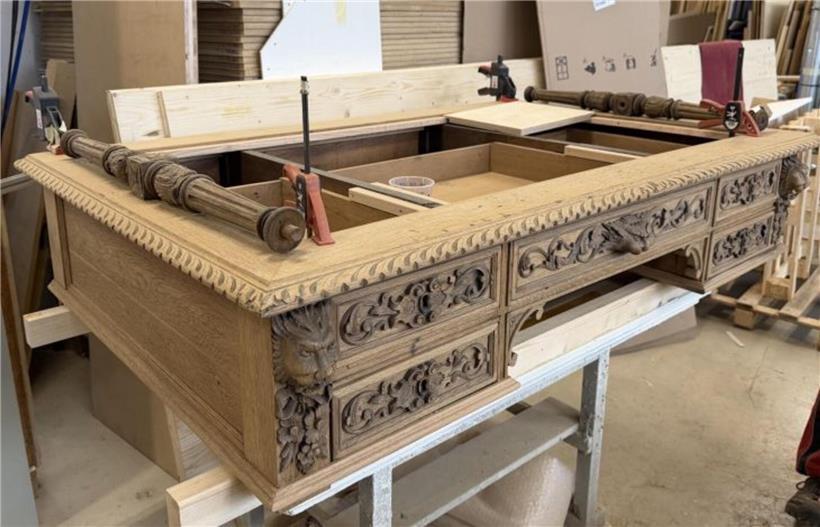 Blick ins Atelier: Der Schreibtisch von Batty Weber wurde zur Restaurierung in seine Einzelteile zerlegt